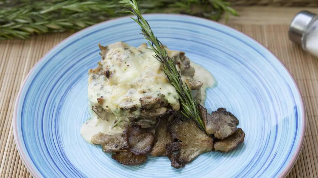 Setas con queso de Valdeón, un plato muy recomendable en estas fechas.