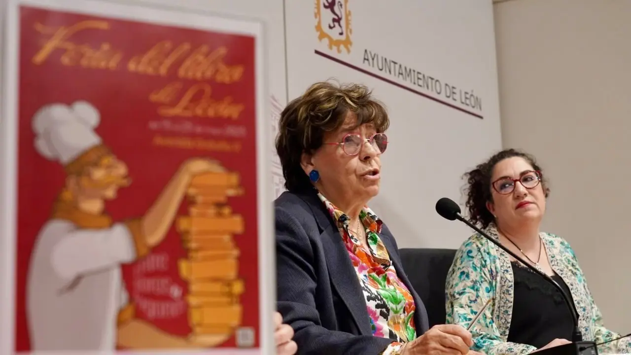 La concejala de Acción y Promoción Cultural, Elena Aguado, la presidenta de la Asociación de Libreros, Sandra Llamas, y la secretaria de la entidad, Cristina Barrientos, presentan la Feria del Libro 2025. Foto: Campillo.