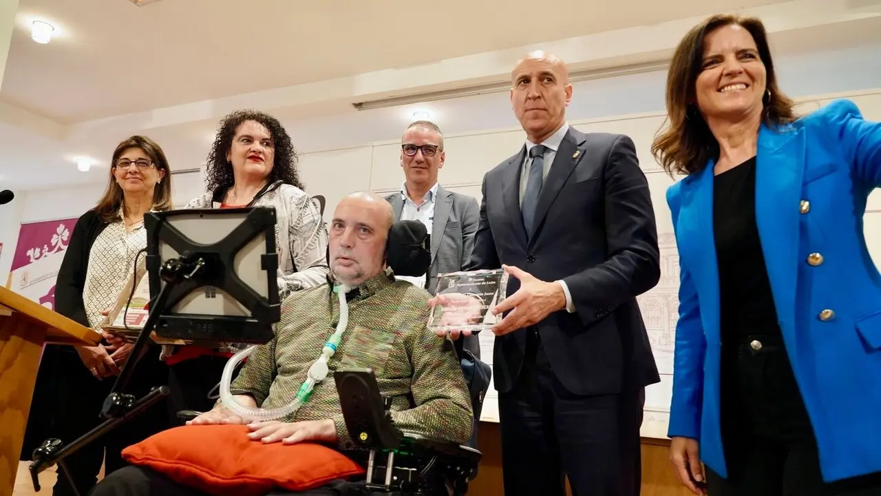 El alcalde de León, José Antonio Diez, preside el acto de entrega del Premio de Comercio Justo a Urbano González Escapa. Foto: Campillo.