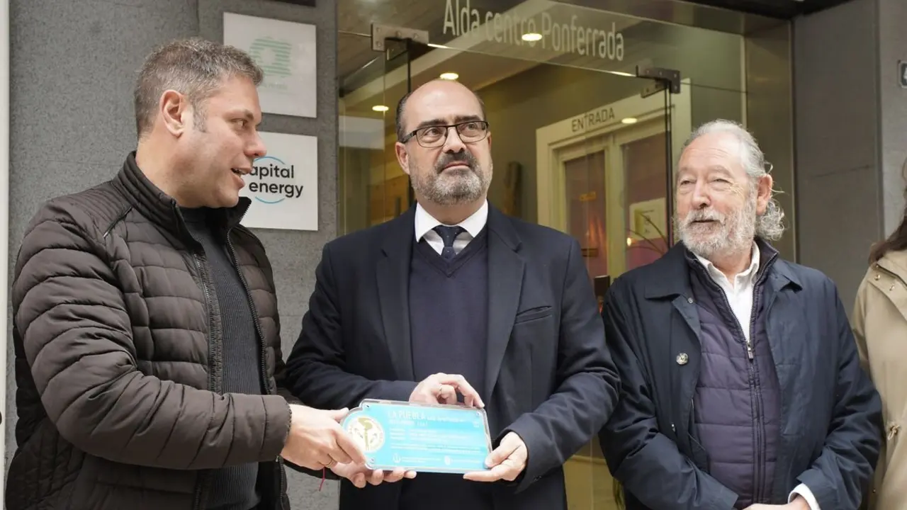 El alcalde de Ponferrada, Marco Morala, el teniente alcalde y concejal de Turismo, Iván Alonso, y el presidente de la Delegación en Ponferrada del Colegio Oficial de Arquitectos de León, Jesús Gorostiza, descubren la primera placa 'Ciudad del Dolar'. Foto: César Sánchez.