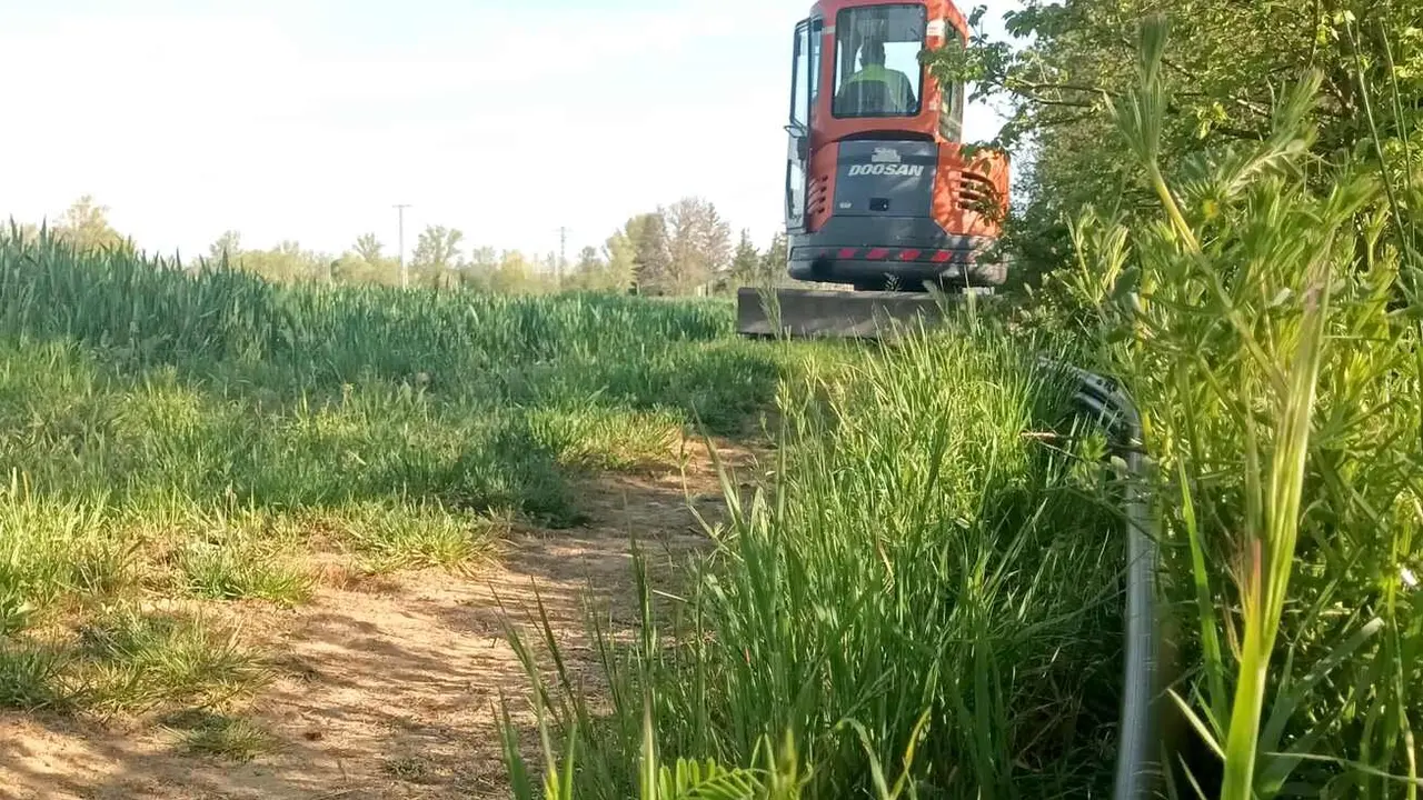 Maquinaria instalando el cable para la implantación de la fibra óptica.
