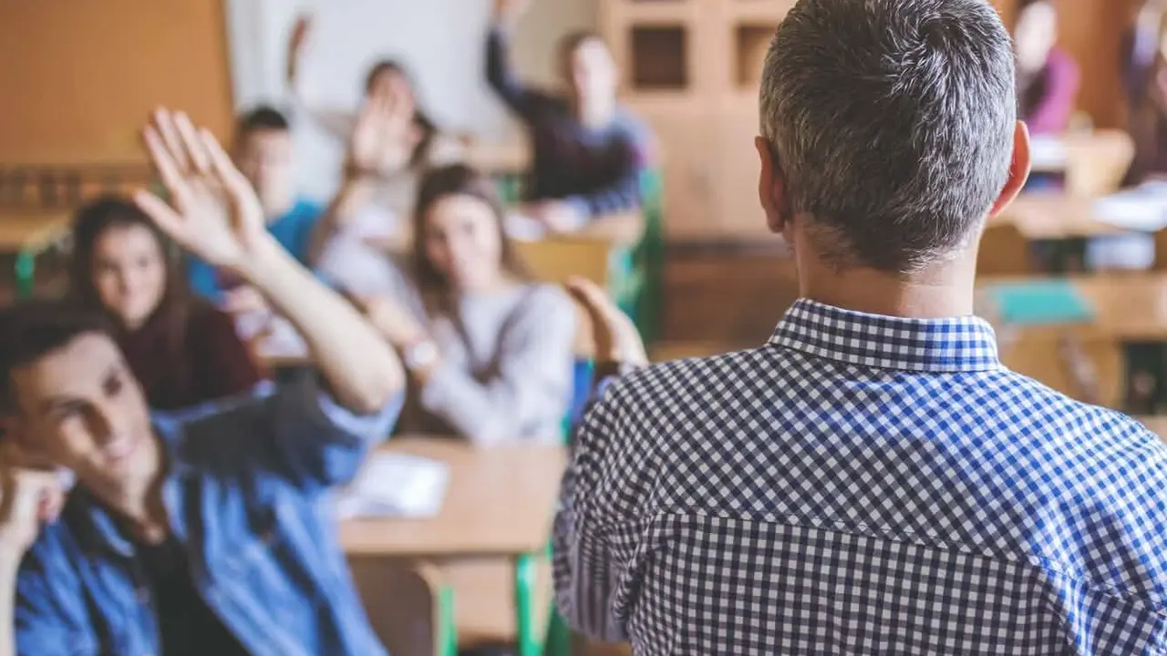 Imagen de un profesor en un aula.
