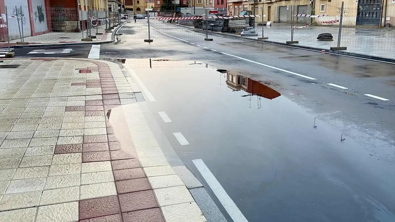 Imagen de agua estancada en la zona dentro de la nueva obra de la Ronda Interior. Los vecinos aplauden la infraestructura pero piden que se examine al detalle antes de su recepción.