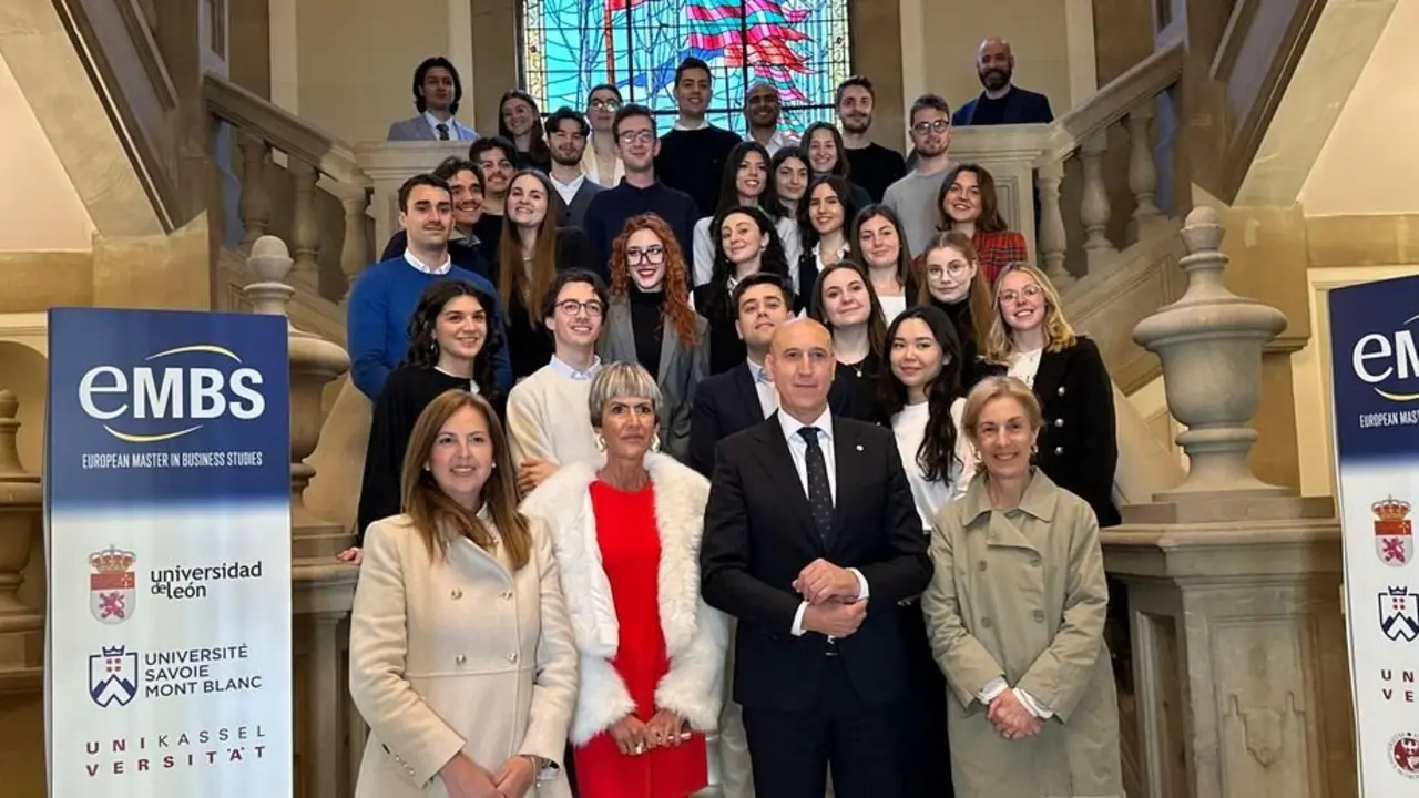 Un instante de la visita de los alumnos del European Master in Business Studies en el ayuntamiento.