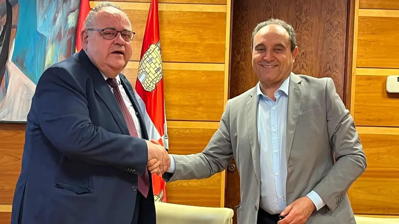 Un instante de la firma del acuerdo.
