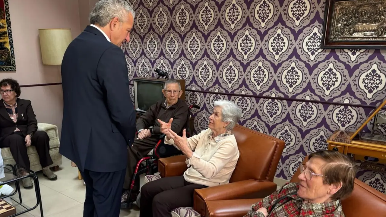 Nicanor Sen visita el centro de Alzheimer León.