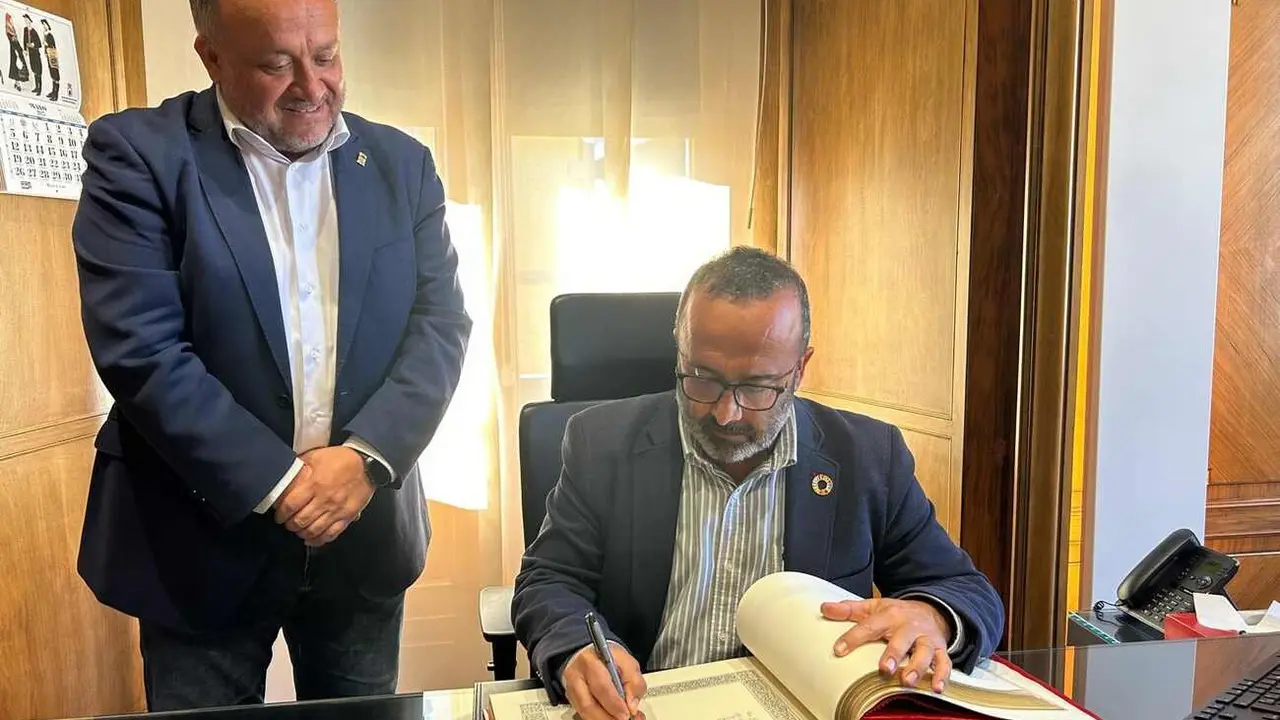 El presidente de la Diputación de Cáceres firma en el libro de honor de la Diputación de León.