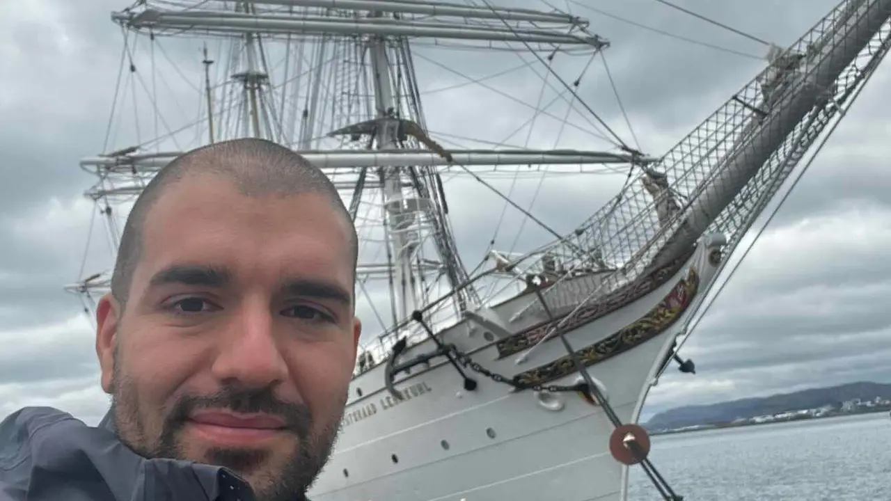 Pablo Álvarez, junto al barco Statsraad Lehmkuhl, en el que desarrollará su aventura científica.