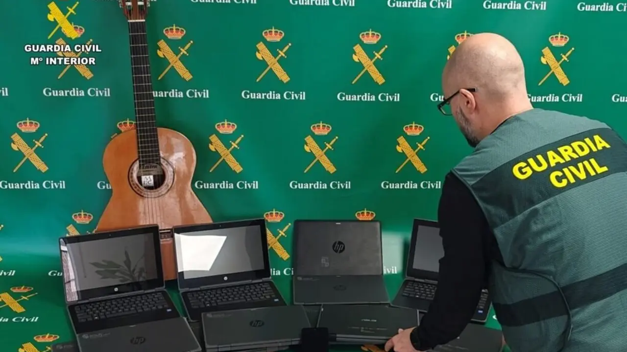 Imagen de la Guardia Civil con los objetos incautados.