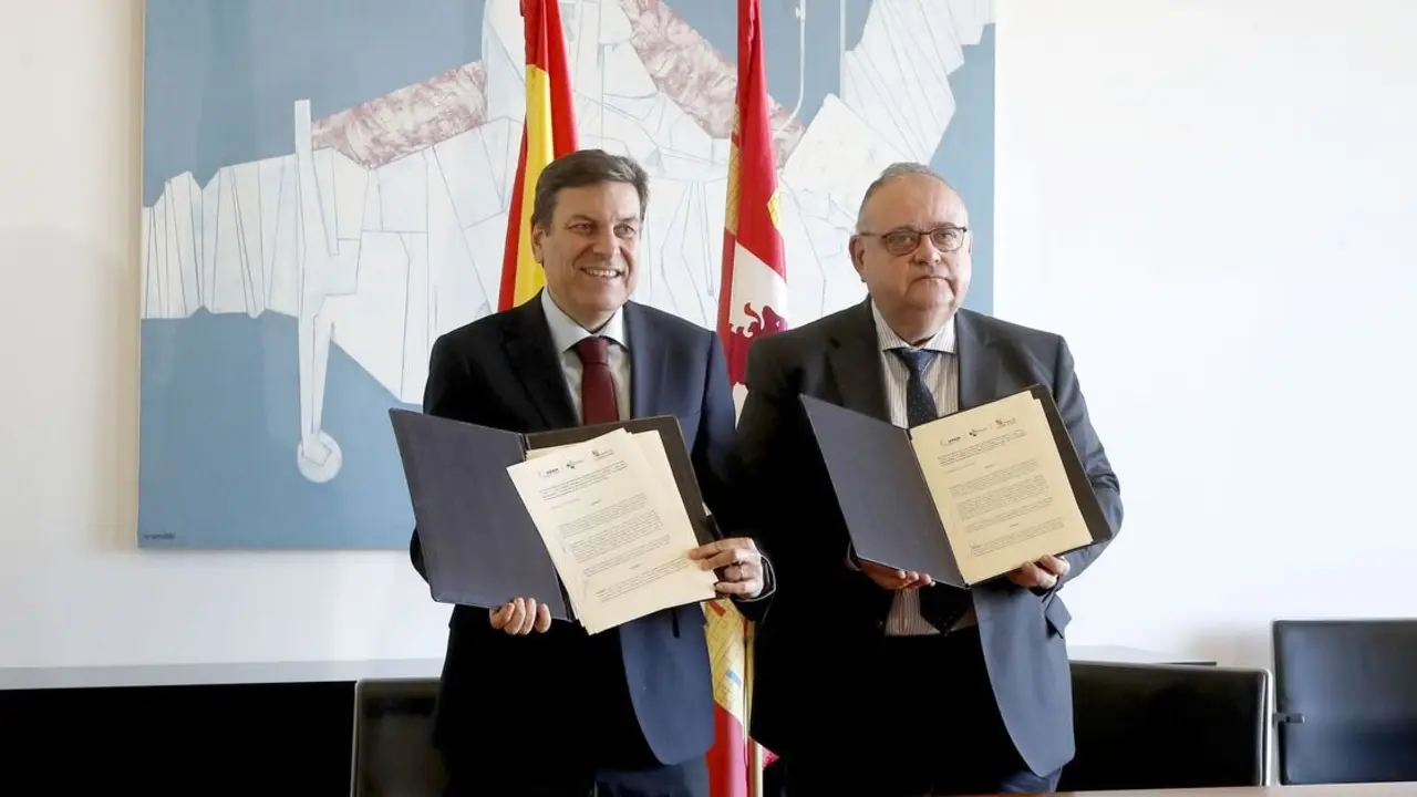El consejero de Economía y Hacienda y portavoz, Carlos Fernández Carriedo, y el consejero de Sanidad, Alejandro Vázquez Ramos, firman el protocolo para impulsar instalaciones de autoconsumo fotovoltaico en hospitales y centros de salud de la Comunidad.