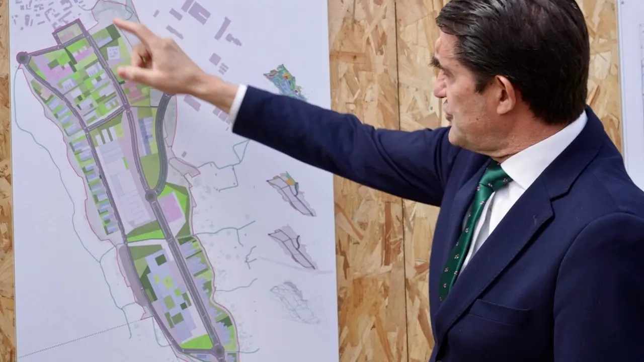 El consejero de Medio Ambiente, Vivienda y Ordenación del Territorio, Juan Carlos Suárez-Quiñones, junto al plano de ampliación del parque tecnológico.