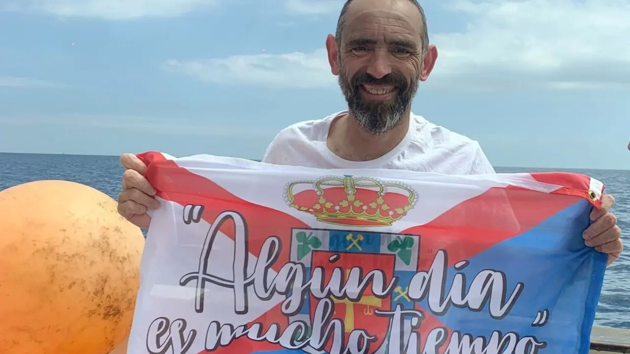 El deportista berciano Miguel Martínez Basurco completa a nado los 18 kilómetros del Estrecho de Gibraltar en menos de cinco horas.