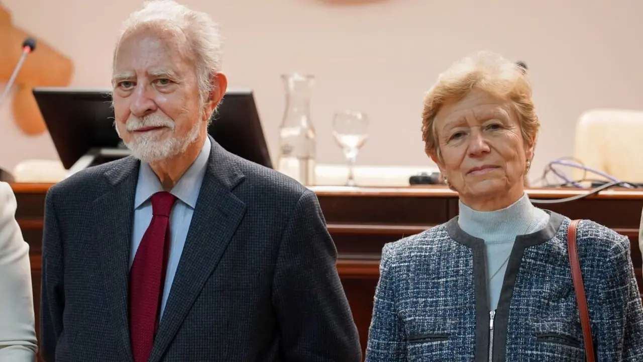 Los escritores José María Merino y Ángeles Encinar mantienen un encuentro con estudiantes, profesores y miembros de la Universidad de León