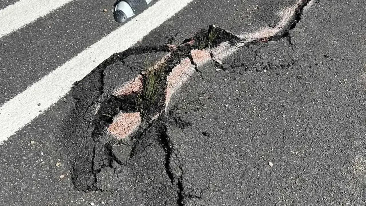Imagen de las fracturas en el asfalto.
