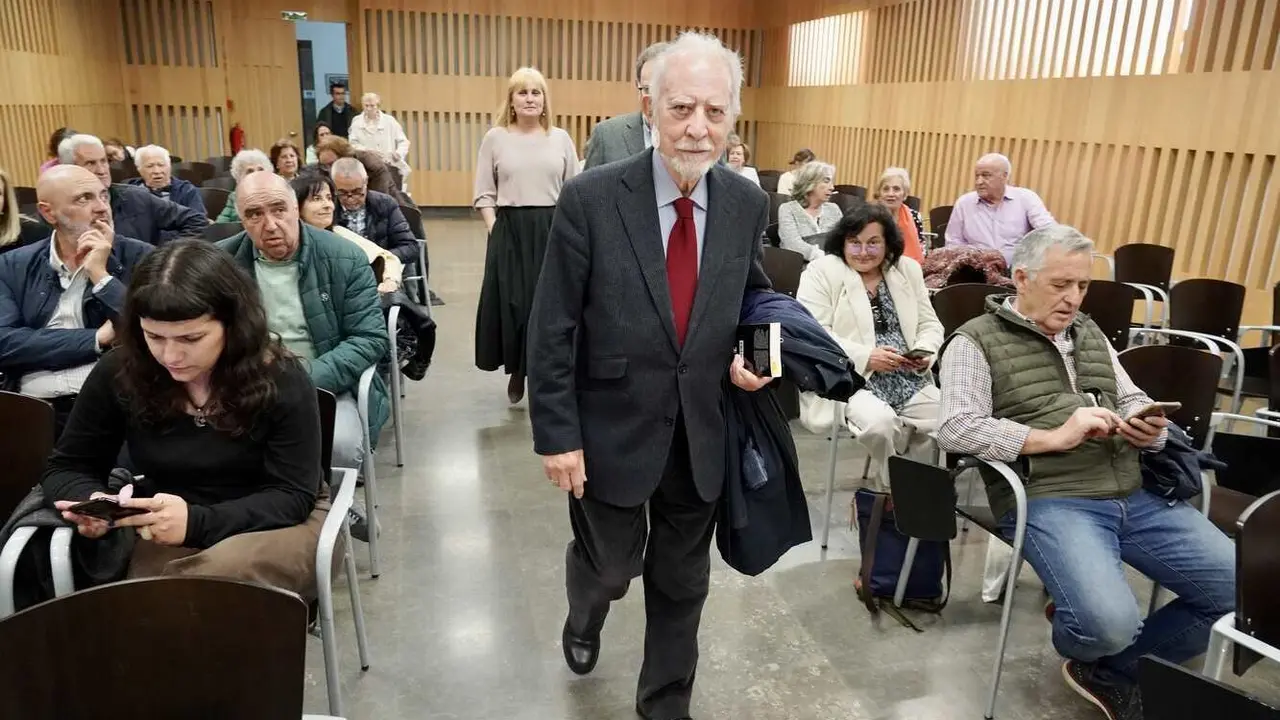 El escritor y miembro de la Real Academia Española, José María Merino, presentó este miércoles en León la antología de cuentos ‘De mundos inciertos’, a la que definió como una recopilación “muy significativa” de su obra como cuentista. Foto: Campillo
