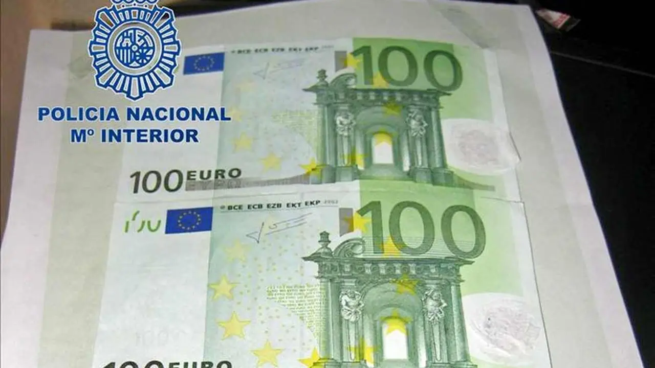 Incautación de billetes falsos de cien euros en una operación policial anterior.
