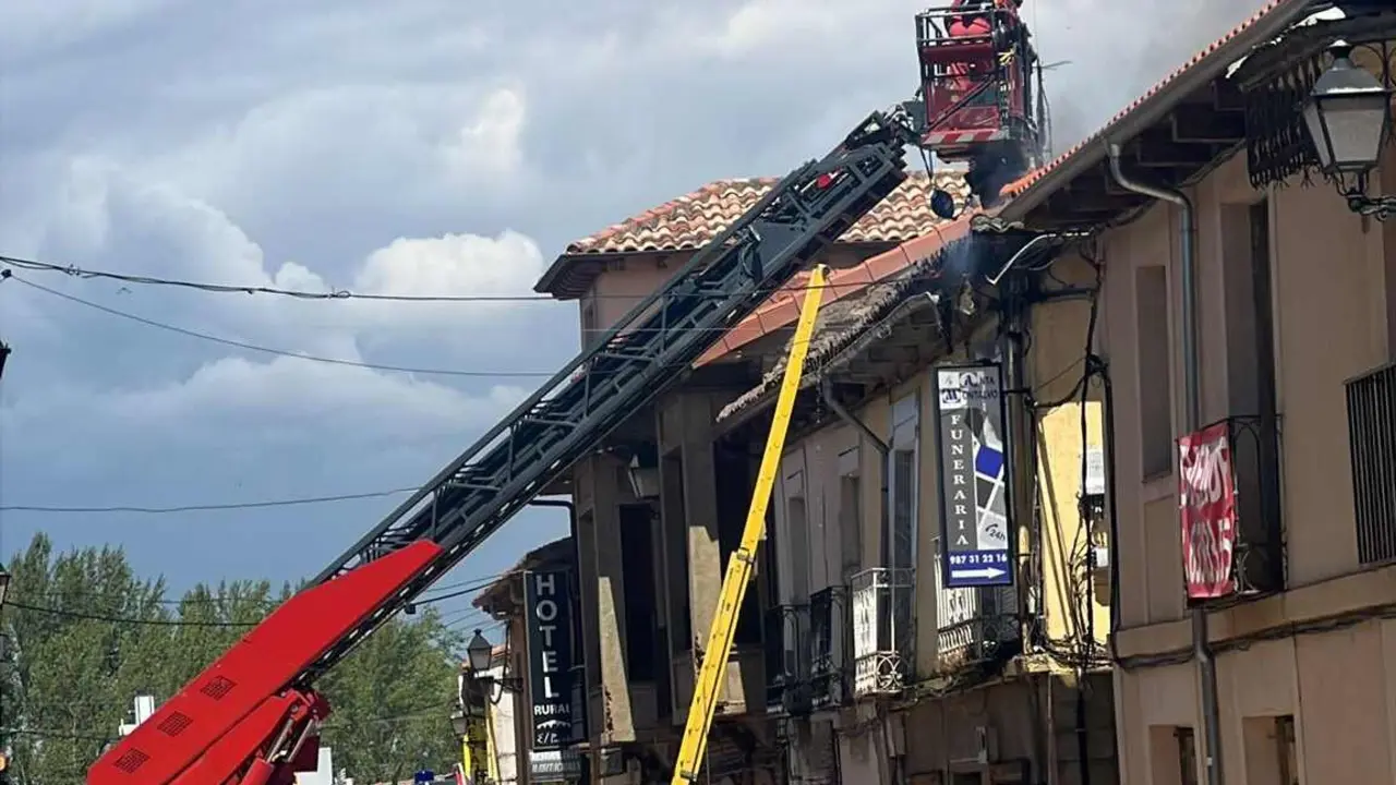 Efectivos de Bomberos durante su intervención en el lugar.