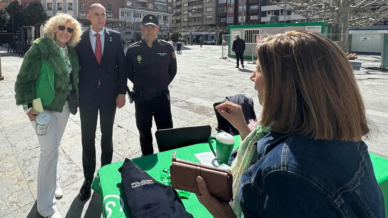 Este 8 de marzo León sale a las calles para recabar fondos con los que luchar contra el cáncer. Varios concejales y el alcalde de la ciudad, José Antonio Diez, han querido acompañar a los voluntarios. Fotos: Ayto León