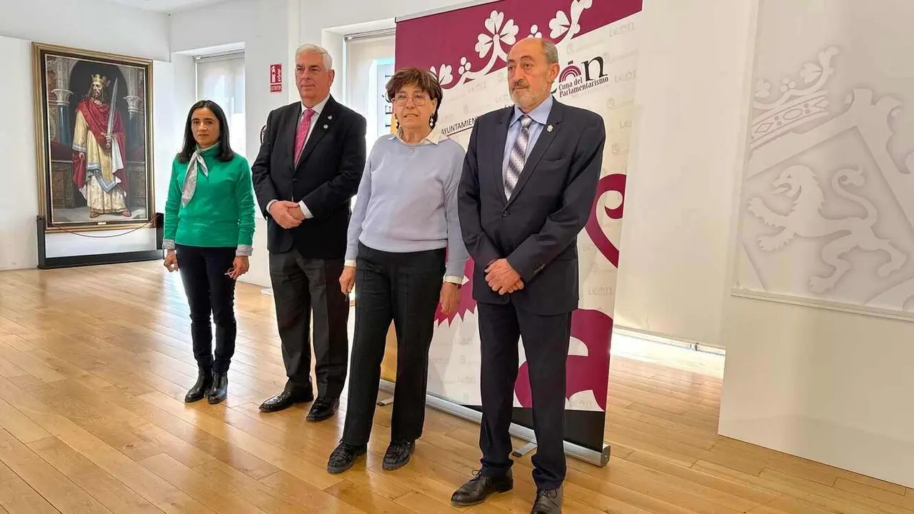 La Real Fábrica de Tapices celebra en León su primer seminario sobre Conservación de Patrimonio Textil de Hermandades. En la imagen, un instante de la presentación oficial.