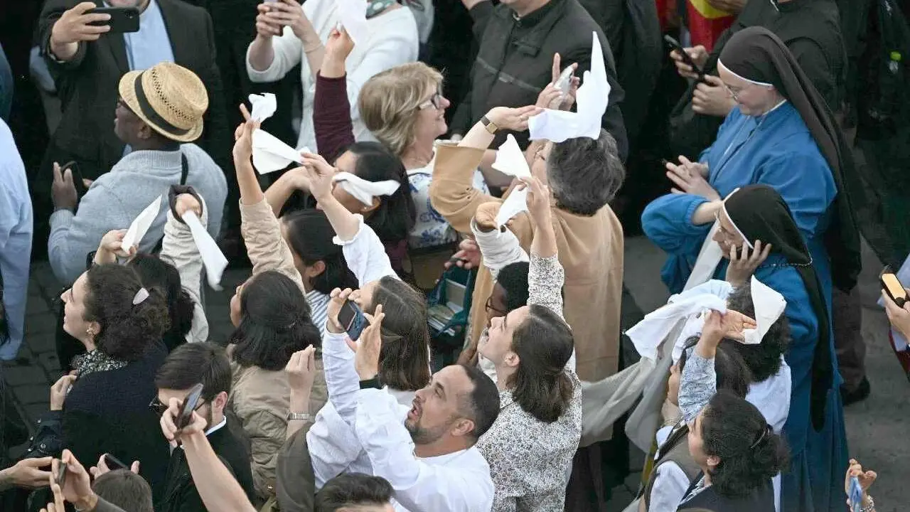 Euforia entre los fieles presentes en la Plaza del Vaticano.