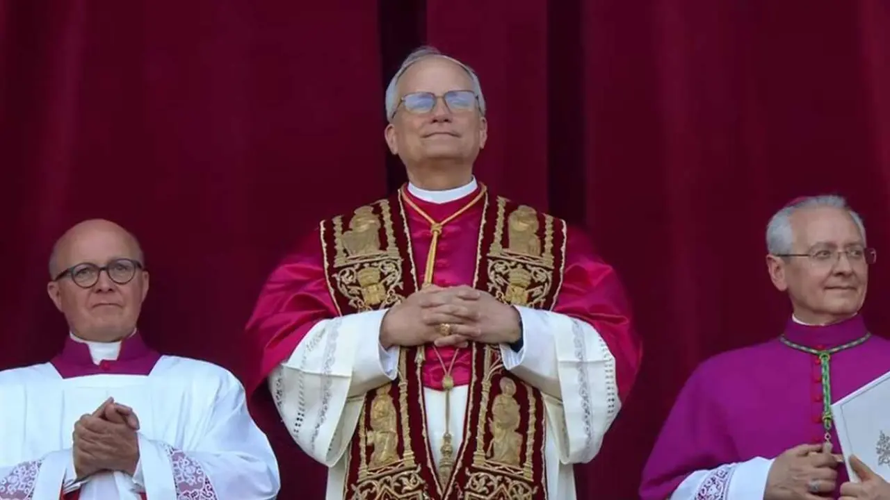 El Papa Leon XIV, en su primera aparición pública.