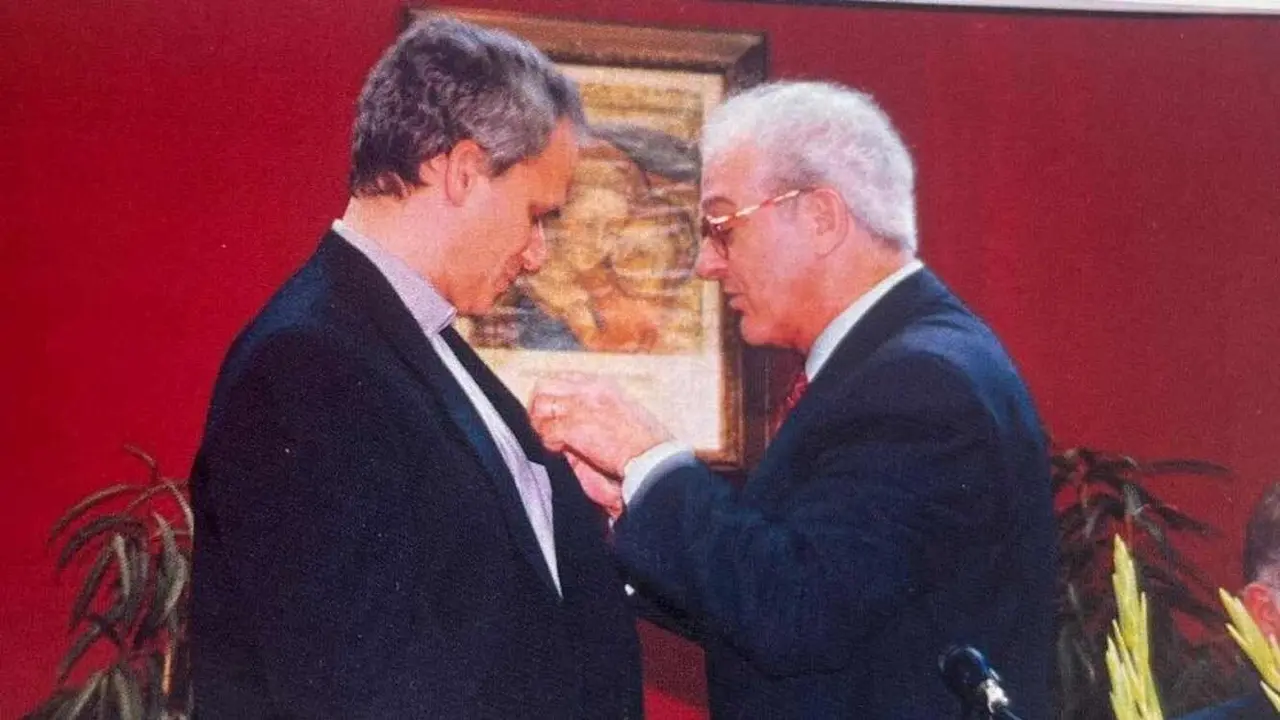 Robert Francis Prevost, elegido como sucesor de Pedro, dejó huella en su visita a la capital leonesa en 2002 como Prior General de los Agustinos, donde fue nombrado Asociado de Honor por los antiguos alumnos del colegio Nuestra Madre del Buen Consejo.