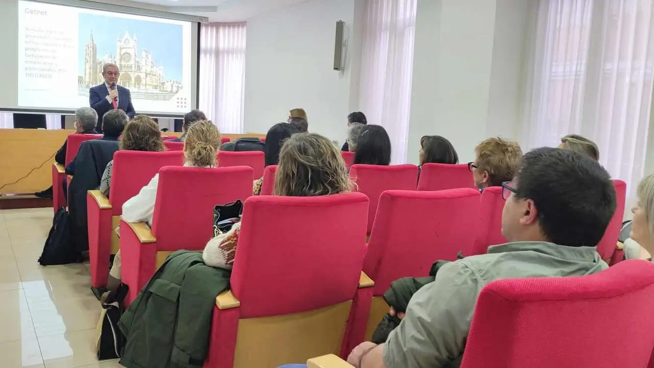 Un instante del encuentro mantenido en la Cámara de Comercio de León.
