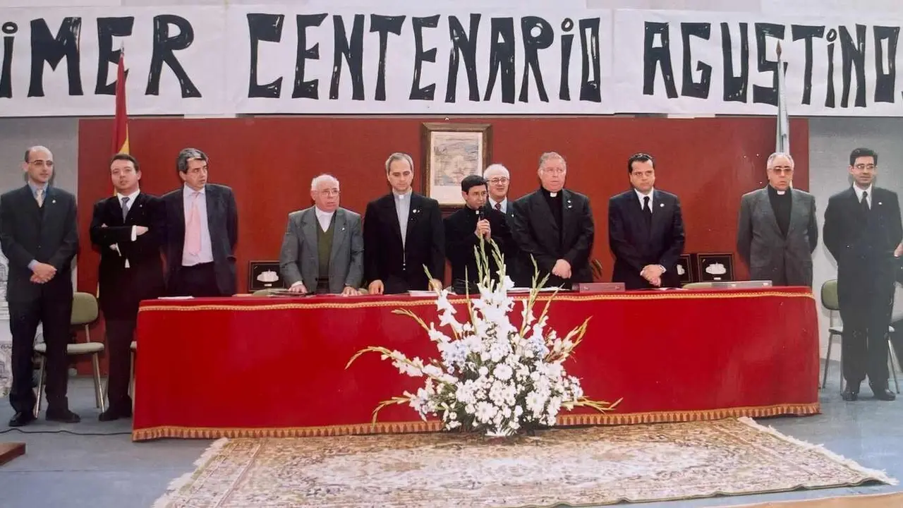Robert Francis Prevost, elegido como sucesor de Pedro, dejó huella en su visita a la capital leonesa en 2002 como Prior General de los Agustinos, donde fue nombrado Asociado de Honor por los antiguos alumnos del colegio Nuestra Madre del Buen Consejo.