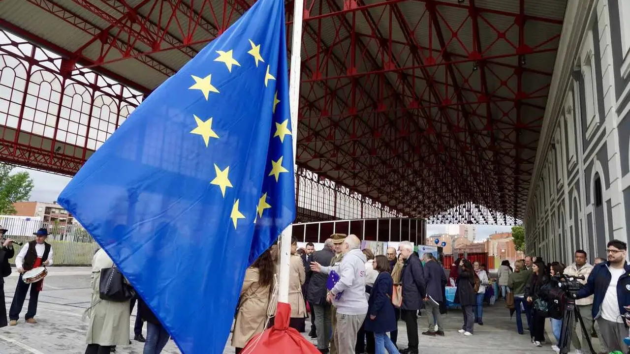 León ha conmemorado este 9 de mayo el Día de Europa con un acto institucional que, en esta edición, se ha trasladado al Paseo del Ferrocarril, junto a la antigua estación de tren. Fotos: Campillo