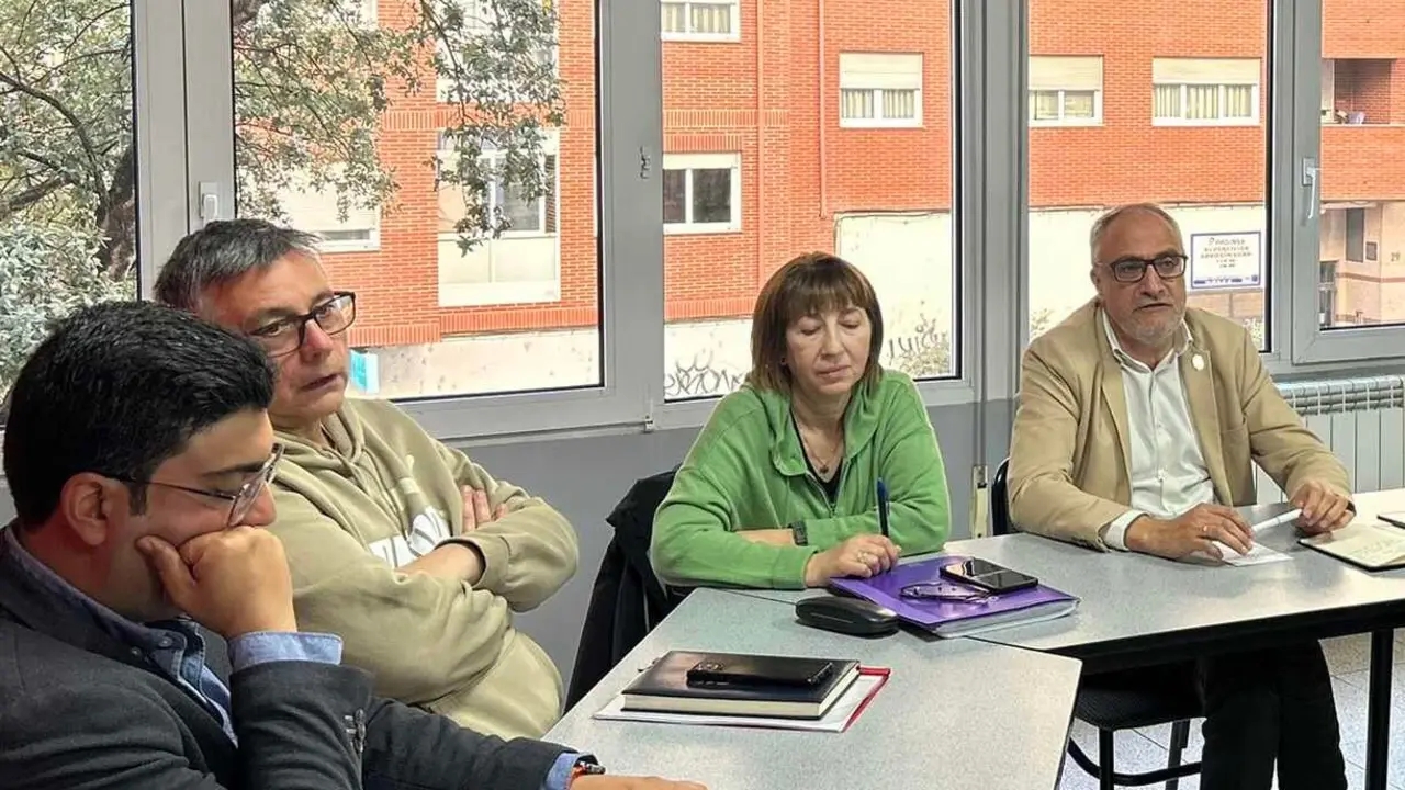 Olegario Ramón, durante un encuentro mantenido con vecinos de Ponferrada.