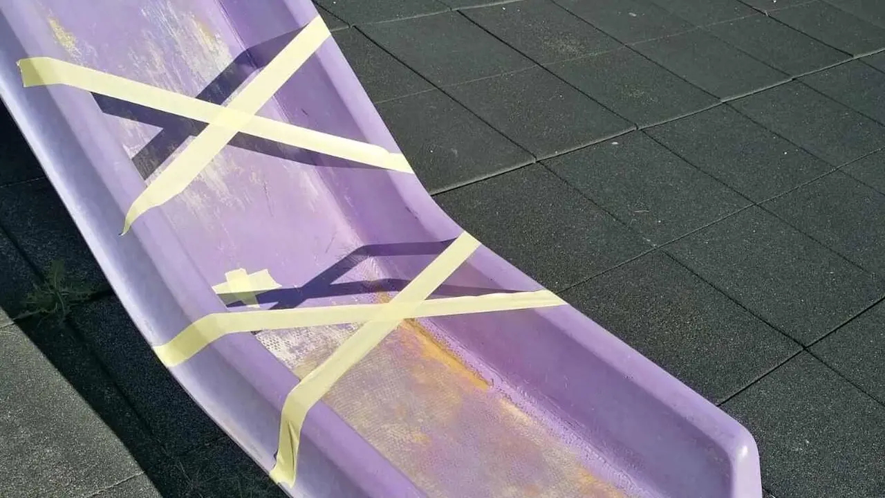 Tobogán precintado por los padres en el Parque la Valiña.