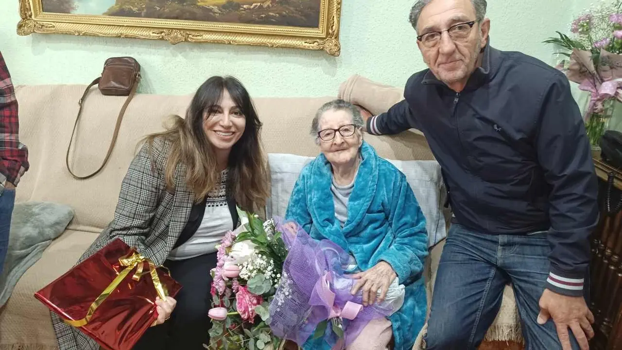 Lorenzana Alonso ha recibido la felicitación por su cien cumpleaños.