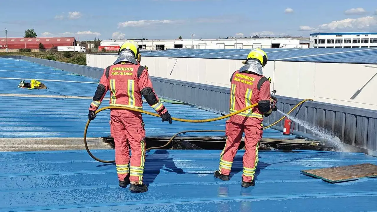 Efectivos de Bomberos de León trabajando en la zona del incendio.
