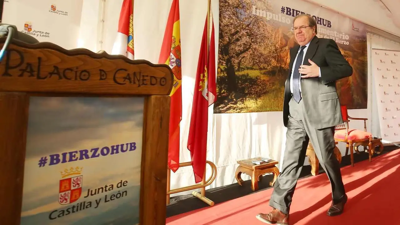 El presidente de la Junta de Castilla y León, Juan Vicente Herrera, durante la presentación del programa de impulso agroalimentario integral 'Bierzo HUB', que se celebra en el Palacio de Canedo en Canedo (León)