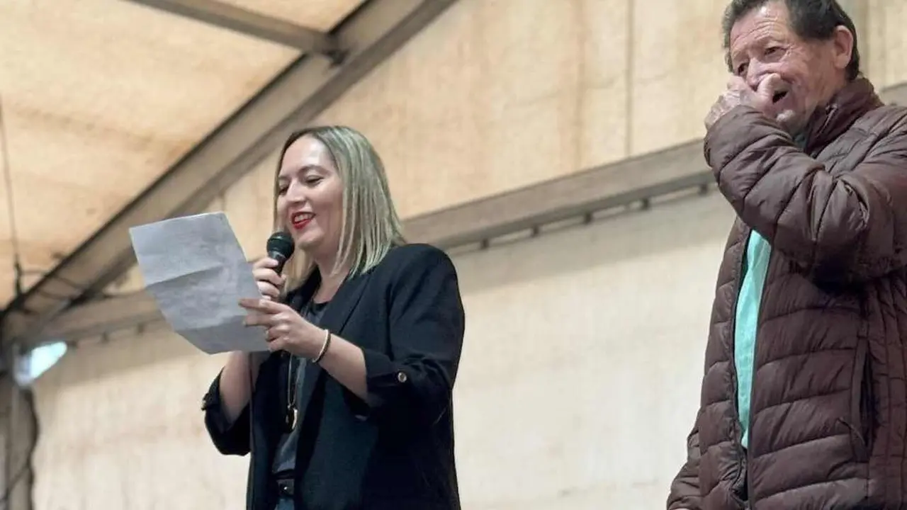La concejala delegada de Comercio, Consumo y Fiestas del Ayuntamiento de León, Camino Orejas, ha sido la encargada de dar el pistoletazo de salida a las fiestas de San Miguel Arcángel en Oteruelo. Foto: Ayto León