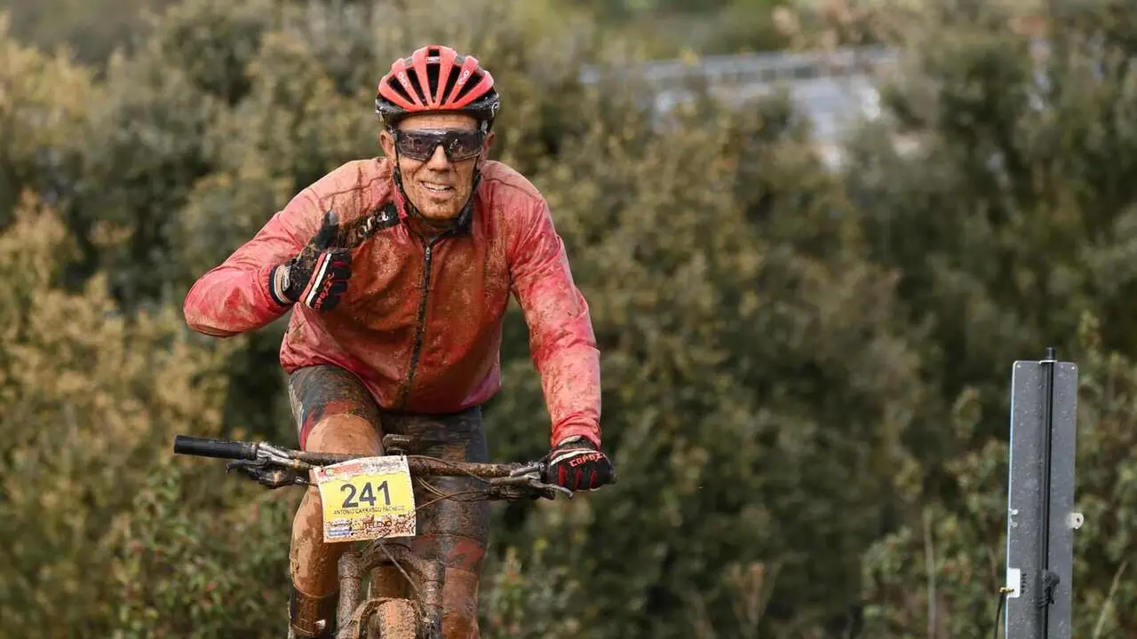 Más de 400 ciclistas han afrontado una dura contrarreloj inicial marcada por la lluvia y los espectaculares paisajes maragatos.