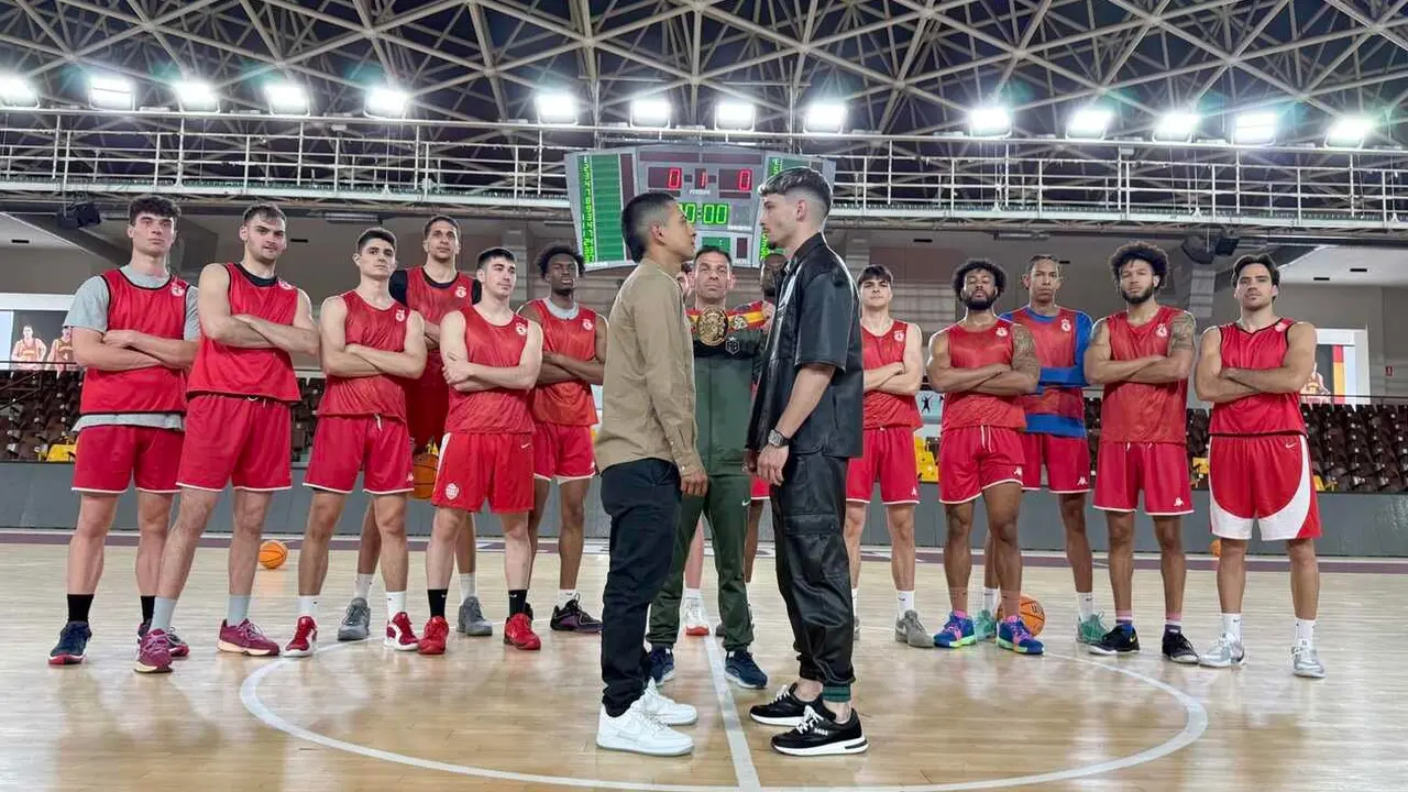 Listos para la batalla. La plantilla de  la Cultural de Baloncesto ha participado en la promoción del combate de boxeo de Héctor Barrul en la antesala de su decisivo duelo.