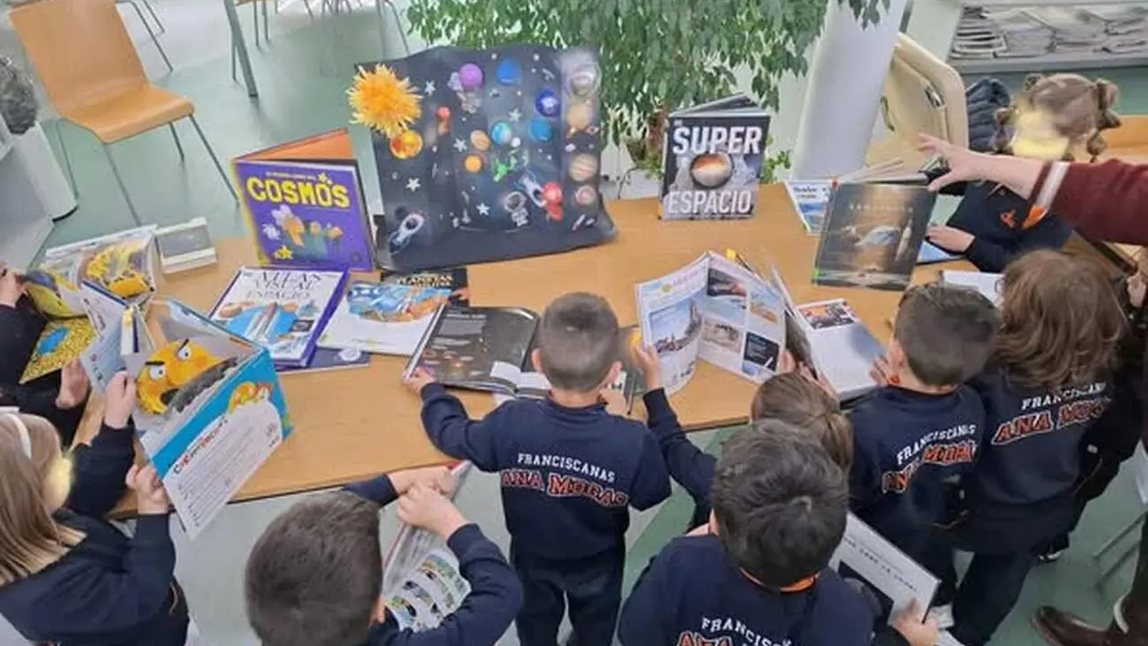 San Andrés convierte a sus escolares en bibliotecarios por un día.