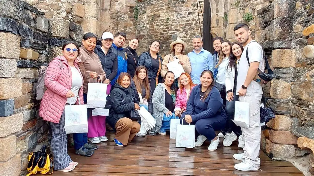 Foto de familia de los participantes en estas jornadas durante su visita al Castillo de los Templarios.