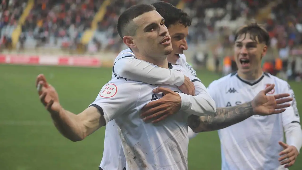 La Cultural Leonesa ha logrado una trabajadísima victoria por 2-1 ante un Barakaldo que nunca dejó de pelear y que, incluso, llegó a rozar el empate en dos ocasiones que se estrellaron en la madera.  Fotos: Isaac Llamazares