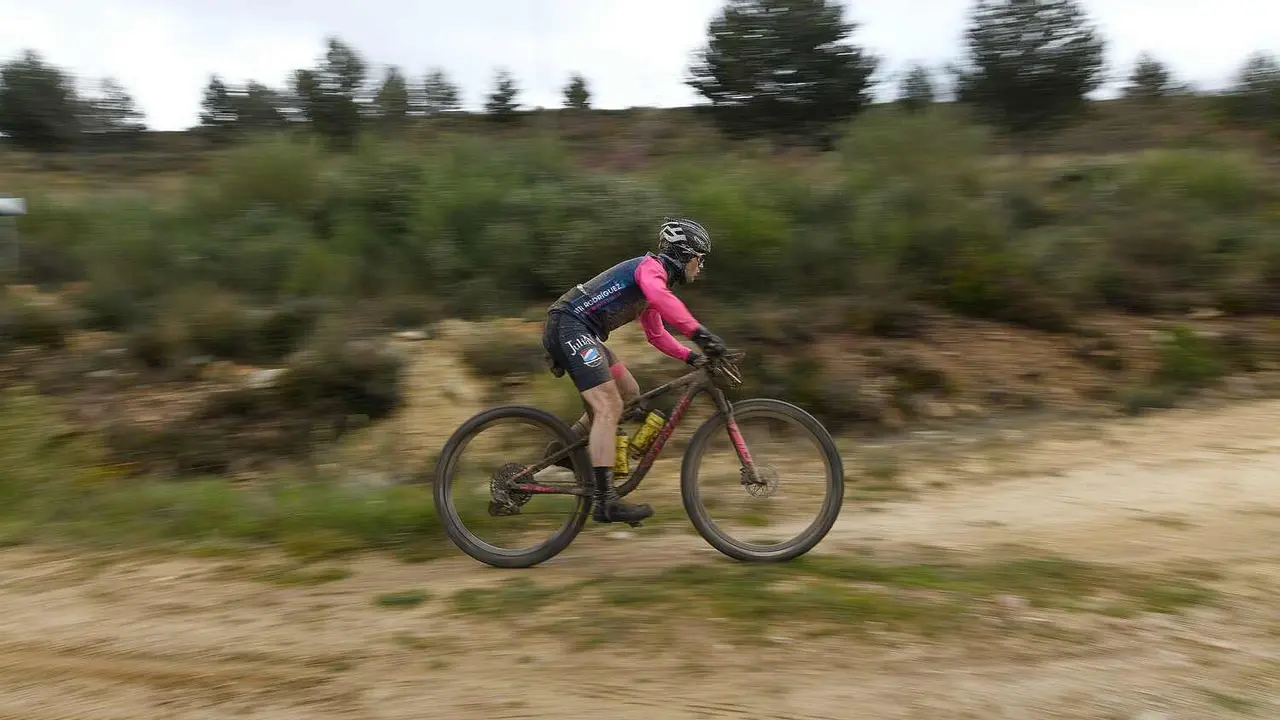 Javier González y Patricia Sánchez ganan una etapa marcada por lo climatología adversa La segunda jornada de la Vuelta a León BTT 2025 ha dejado huella.