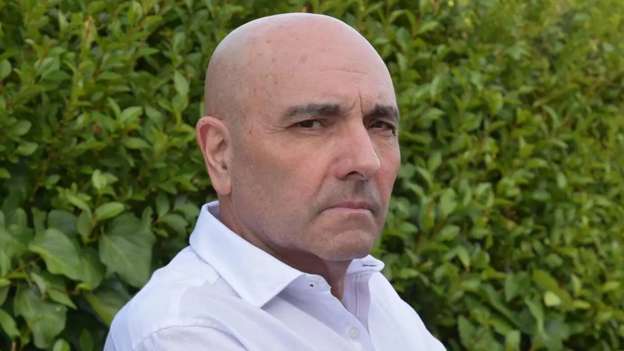 El historiador Javier Caballero Chica presenta el martes en León su libro sobre al arquitectura leonesa del siglo XX.