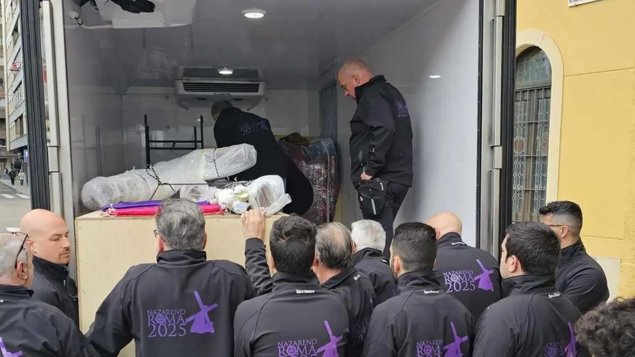 El Nazareno y diferentes equipamientos en el momento de iniciar su viaje a Roma.