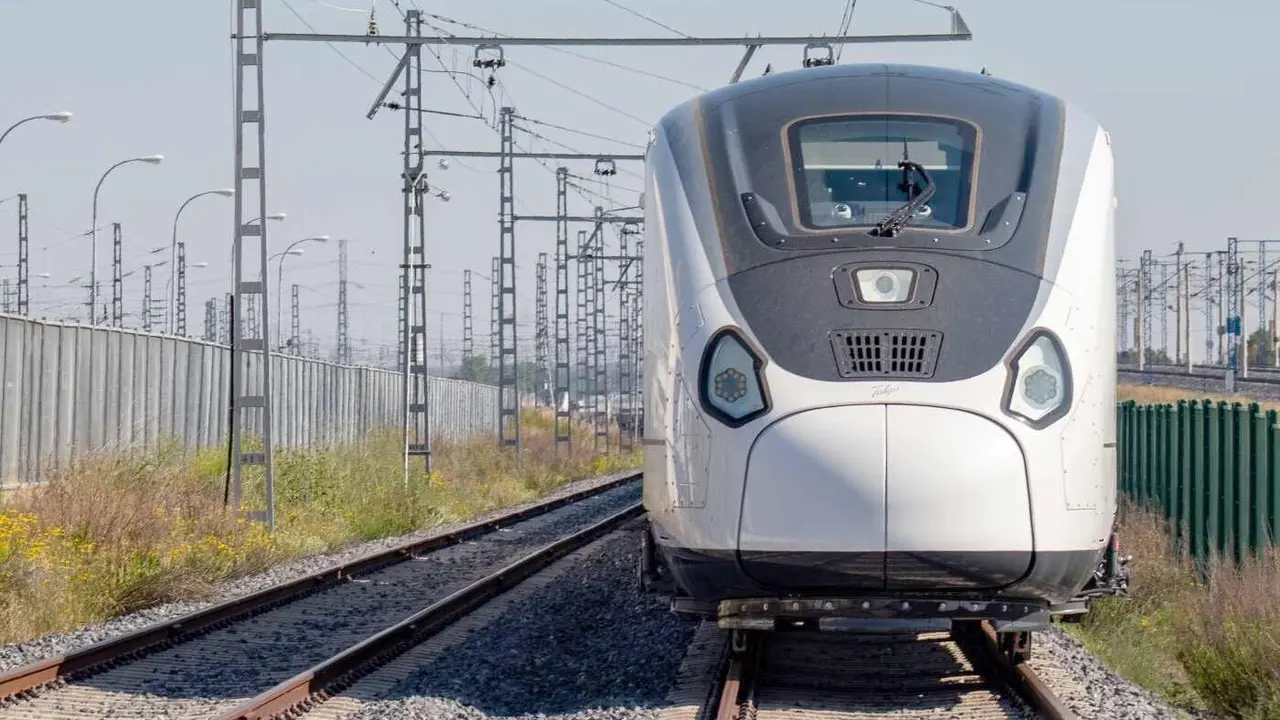 Imagen de los S-107 de Renfe que ya circulan en pruebas por la Variante de Pajares.