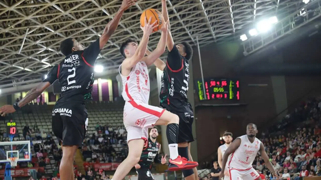 La Cultural se agarra a la eliminatoria tras una tarde gris ante Palma. El conjunto leonés, lejos de su mejor versión, cae en casa pero logra reducir la diferencia a seis puntos tras ir 18 abajo. Spencer y el triple rival, claves para los baleares. Fotos: Isaac Llamazares