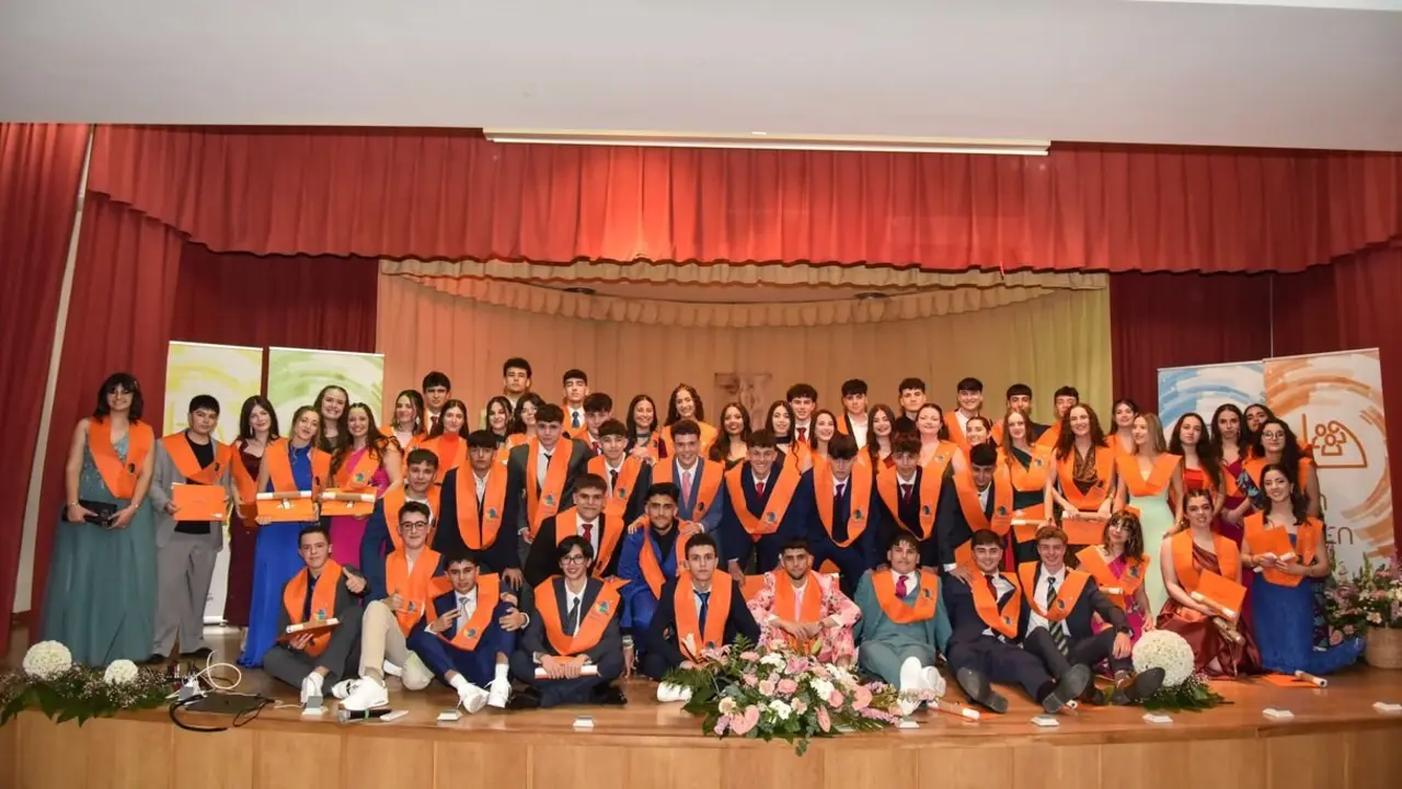 Foto de grupo de los 52 alumnos graduados del colegio Divina Pastora.