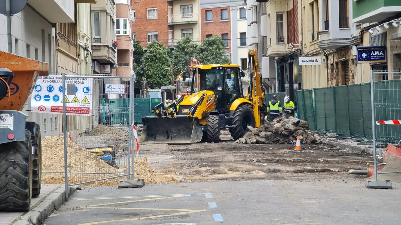 Avanzan las obras de peatonalización en la calle Fuero de la capital que ampliará la presencia peatonal en el centro de la ciudad y suprimirá 40 plazas de estacionamiento regulado por la ORA.