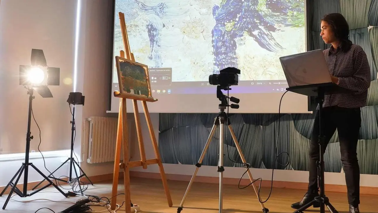 El Laboratorio Digital del Instituto de Humanismo y Tradición Clásica de la Universidad de León presenta un equipo fotográfico de alta resolución para el análisis de obras de arte y ofrece una demostración de su funcionamiento. Asisten la rectora, Nuria González, el vicerrector de Investigación y Transferencia, Santiago Gutiérrez, y el responsable del laboratorio digital del ITHC, Iván Rega. Fotos: Campillo