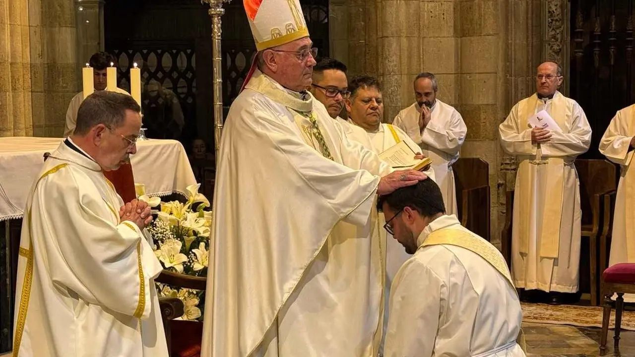 José Ramón Gago, nuevo sacerdote leonés: “El sí de hoy es para todos los días”. El joven de Cistierna fue ordenado en la Catedral de León el Día del Buen Pastor y celebrará su primera misa en su localidad natal el próximo 24 de mayo. Fotos: Obispado de León