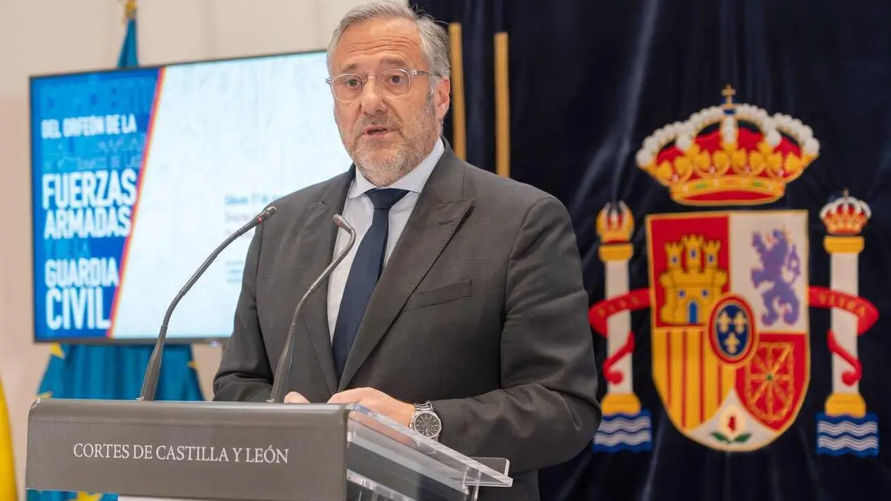 El presidente de las Cortes de Castilla y León, Carlos Pollán, presenta a los medios el concierto organizado por la institución, que ofrecerá el Orfeón de la Real Hermandad de Veteranos de las Fuerzas Armadas y Guardia Civil